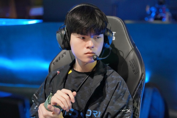 进一步拉近 进一步拉近